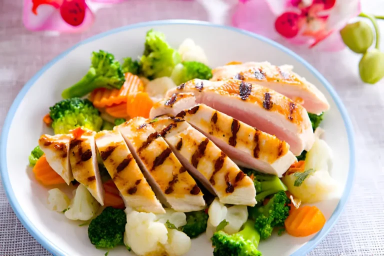 Une assiette de légumes avec du poulet