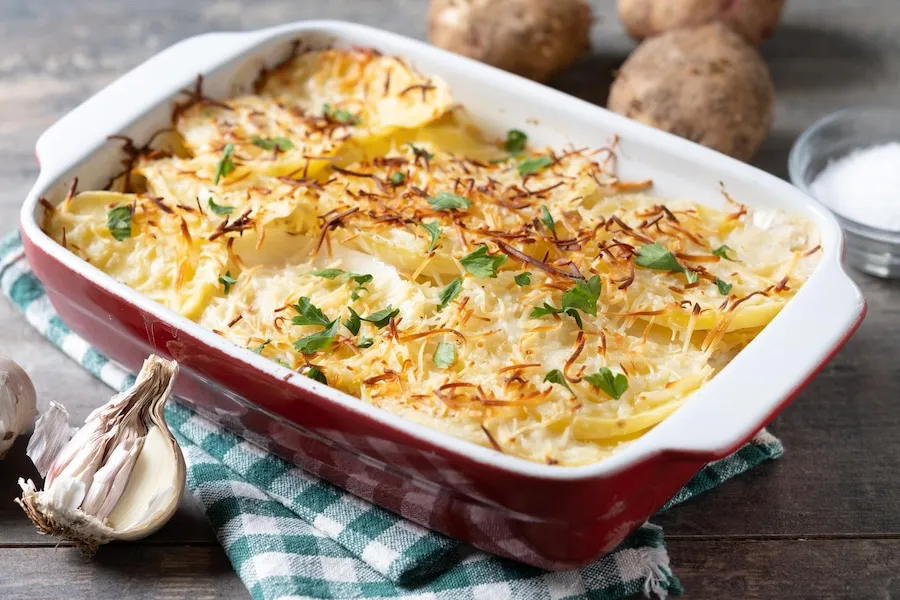 Plat de gratin de chou-fleur et pommes de terre, surmonté d'une couche de fromage fondu et doré.