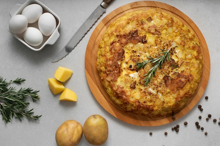 Gratin de légumes, composé de chou-fleur et pommes de terre, dans une sauce béchamel crémeuse